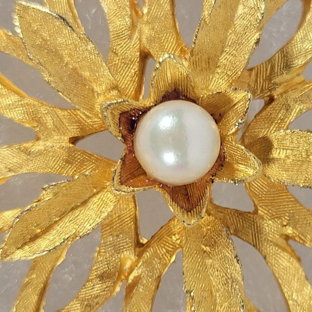 Vintage Classic Elegant Grannycore Mobwife Gold-Tone Faux Pearl Flower Brooch